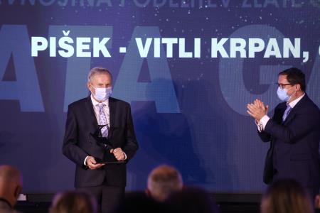 Franc Pišek ob prejemu srebrne gazele 2021, foto Luka Cjuha za Dnevnik